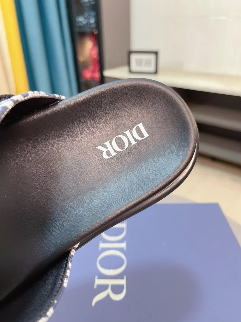 Men's Men's Shoes 💰320🌸🌸Dior Aqua Men's Sandals Slippers. Showcasing Dior haute couture design. The Dior gray suede strap is accented with an aluminum Dior buckle for added style. Paired with a comfortable tonal notch sole, they pair easily with shorts or jeans for a sophisticated look. Main body: suede cow leather, technical fabric lining: cow leather, with adjustable straps, aluminum Dior buckle, Dior gray EVA insole, tonal notch rubber outsole splicing structure👌👌size: 38-44 (45.46 customized)